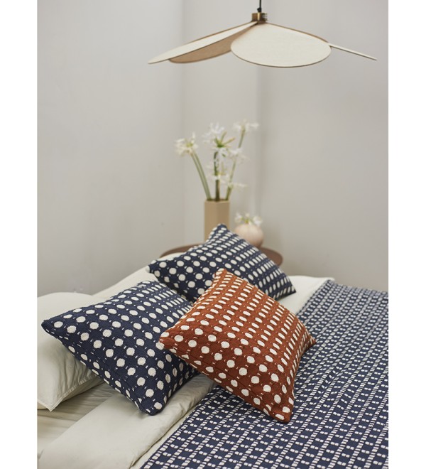 Покрывало из хлопка polka dots темно-синего цвета из коллекции essential, 230х250 см