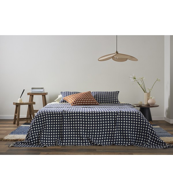Покрывало из хлопка polka dots темно-синего цвета из коллекции essential, 230х250 см