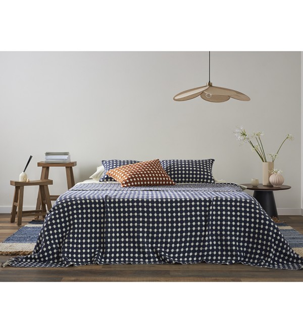 Покрывало из хлопка polka dots темно-синего цвета из коллекции essential, 230х250 см