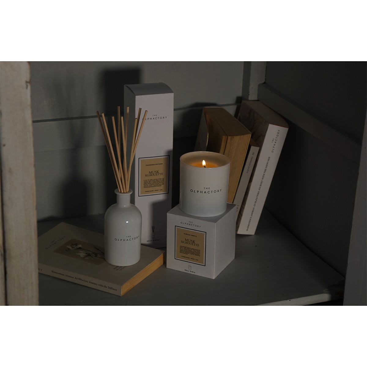 Свеча ароматическая the olphactory, white insignia, musk silhouette, 60 ч