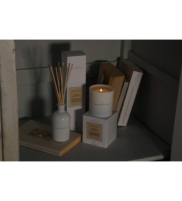 Свеча ароматическая the olphactory, white insignia, musk silhouette, 60 ч