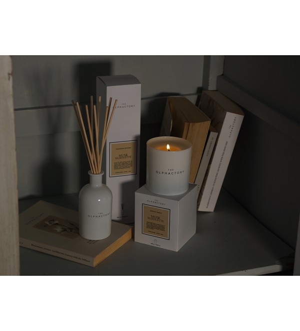 Свеча ароматическая the olphactory, white insignia, musk silhouette, 60 ч