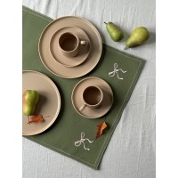 Дорожка на стол fancy bows оливкового цвета из коллекции essential, 45x150 см