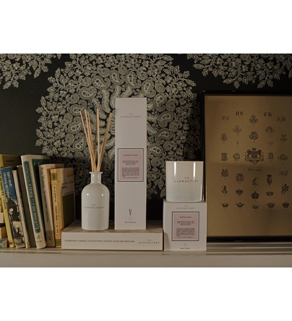 Свеча ароматическая the olphactory, white insignia, mystique boughs, 60 ч