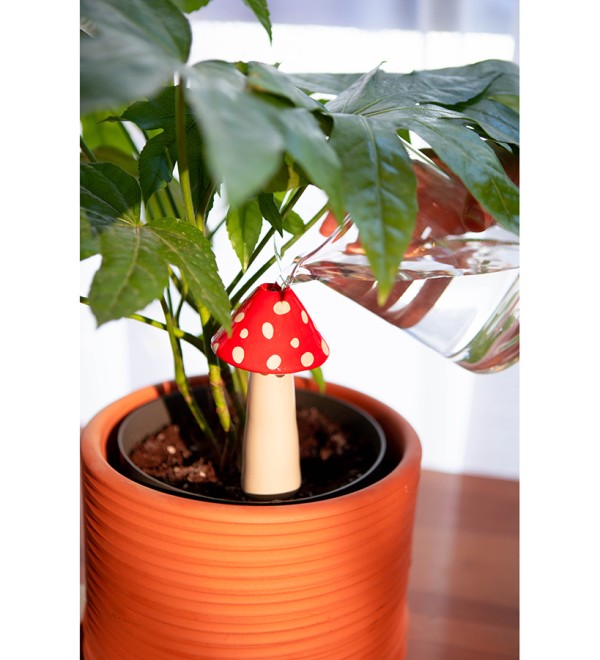 Фигурка с функцией полива для растений amanita