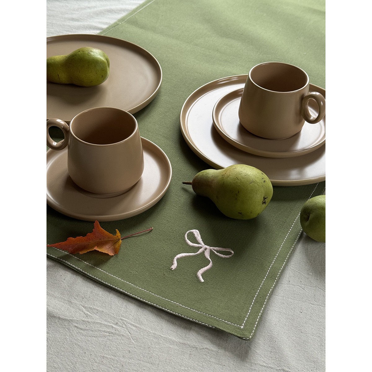 Дорожка на стол fancy bows оливкового цвета из коллекции essential, 45x150 см