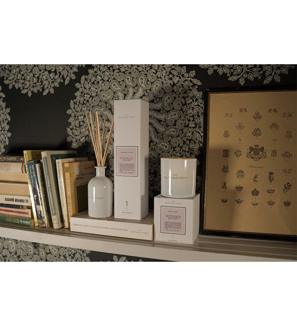 Свеча ароматическая the olphactory, white insignia, mystique boughs, 60 ч