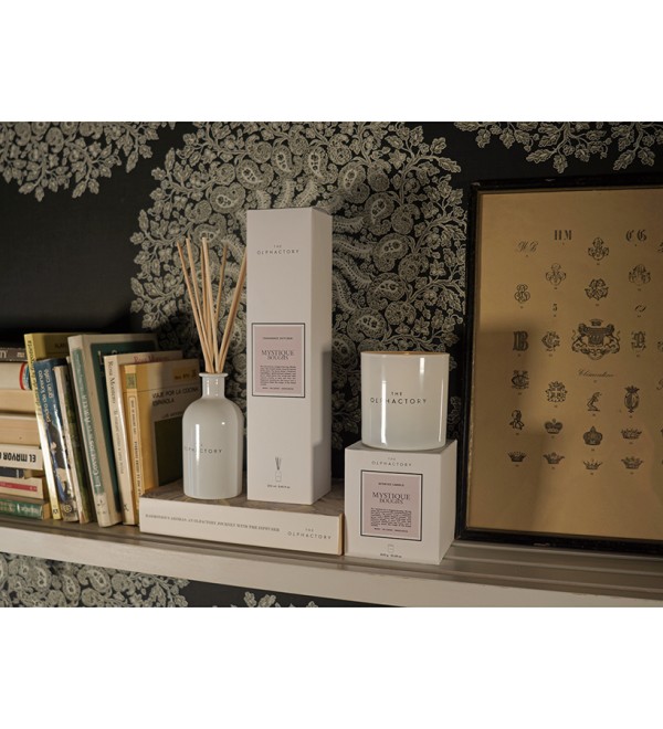 Свеча ароматическая the olphactory, white insignia, mystique boughs, 60 ч