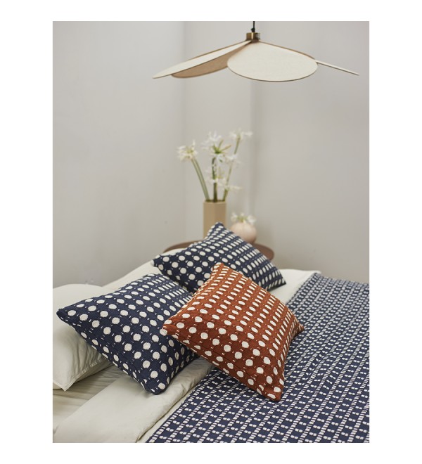 Покрывало из хлопка polka dots темно-синего цвета из коллекции essential, 180х250 см