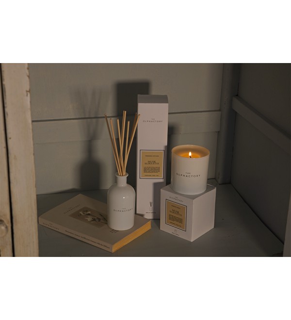 Свеча ароматическая the olphactory, white insignia, musk silhouette, 60 ч