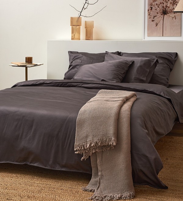 Простыня на резинке из премиального сатина темно-серого цвета из коллекции essential, 160х200х30 см