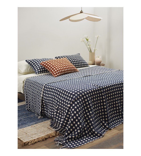 Покрывало из хлопка polka dots темно-синего цвета из коллекции essential, 180х250 см