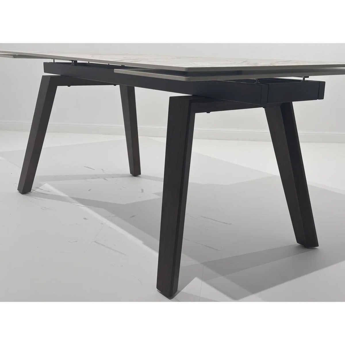 Стол БЭТИС (BETIS) 180 цвет Мрамор (MATTE GILDED WHITE SOLID CERAMIC) / Орех (WALNUT), ®DISAUR