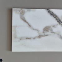 Стол АДАЖИО 115 КРУГЛЫЙ цвет МРАМОР (GILT WHITE), керамика / Латте каркас
