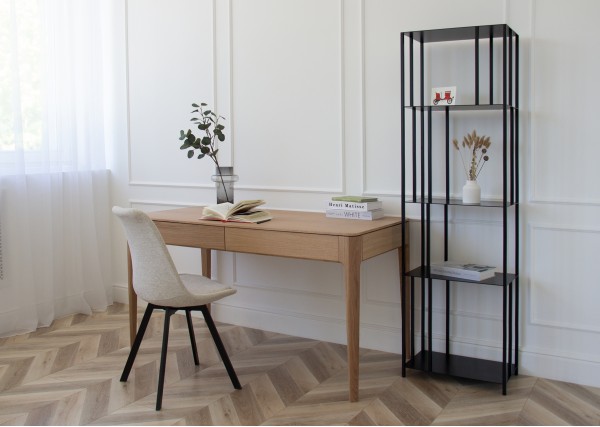Интерьер: Стол письменный Type oak 140*70 см (натуральный дуб), Стеллаж Stripe 50*167*30 см (черный) — стиль Скандинавский