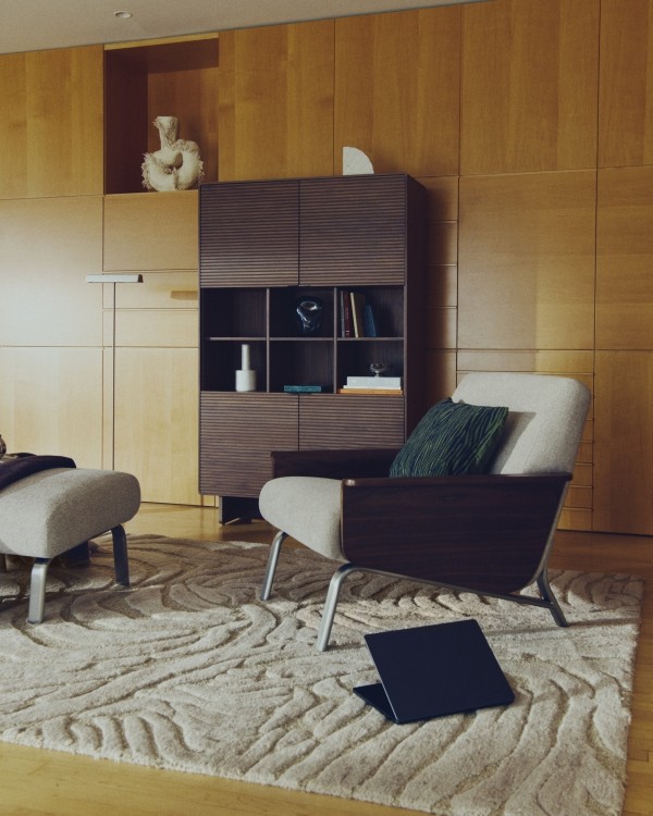 Интерьер: Tribet Шерстяной жаккардовый ковер zebra 200 x 300 см , Кресло Amsen светло-коричневое из ореховой фанеры с ножками из стали — стиль Mid Century